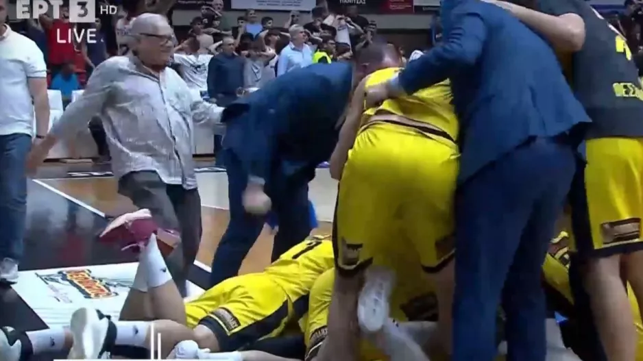 Ο Άρης θα καταγγείλει την κλωτσιά ηλικιωμένου οπαδού στους πανηγυρισμούς