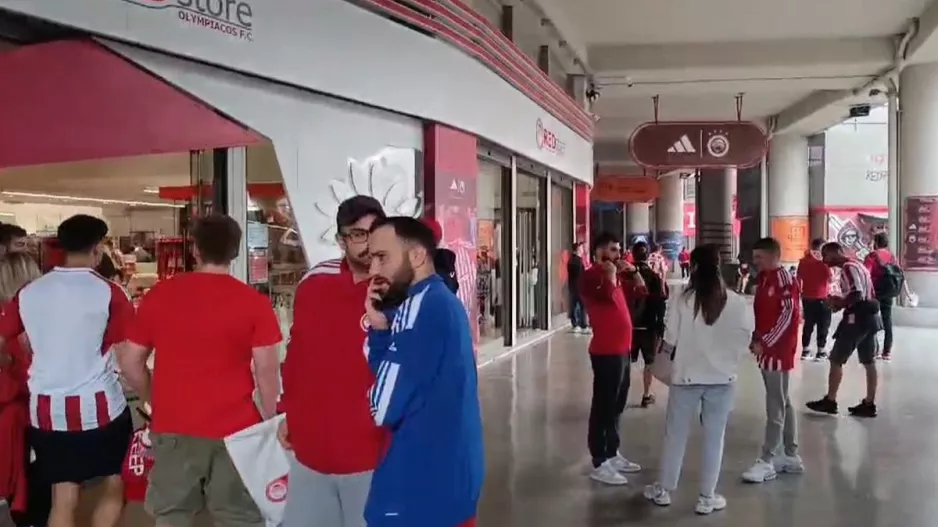 Πλήθος κόσμου έξω από το "Γ. Καραϊσκάκης" τρεισήμισι ώρες πριν από το ιστορικό ματς