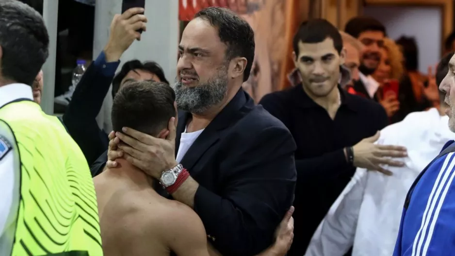 Συγκινημένος ο Μαρινάκης αγκάλιαζε τους παίκτες (φώτος)
