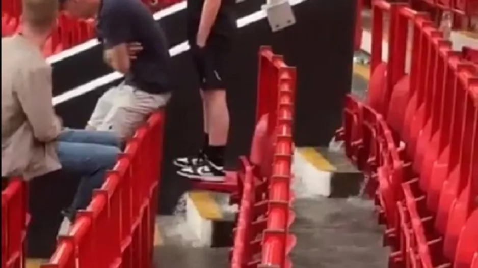 Πλημμύρισαν και οι σκάλες στις εξέδρες, αδιανόητες εικόνες στο «Ολντ Τράφορντ» με τη βροχή (βίντεο)