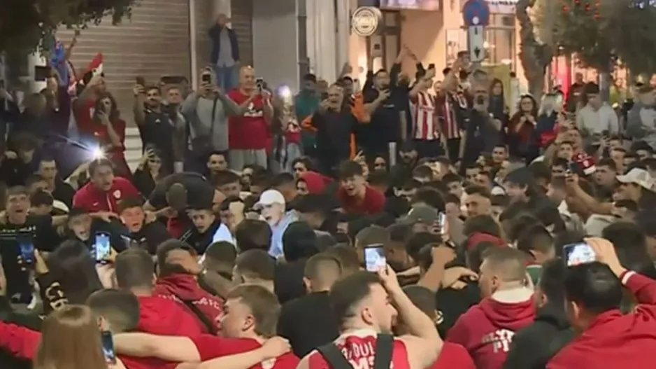 Οι φίλαθλοι κατέκλυσαν το Πασαλιμάνι για να πανηγυρίσουν