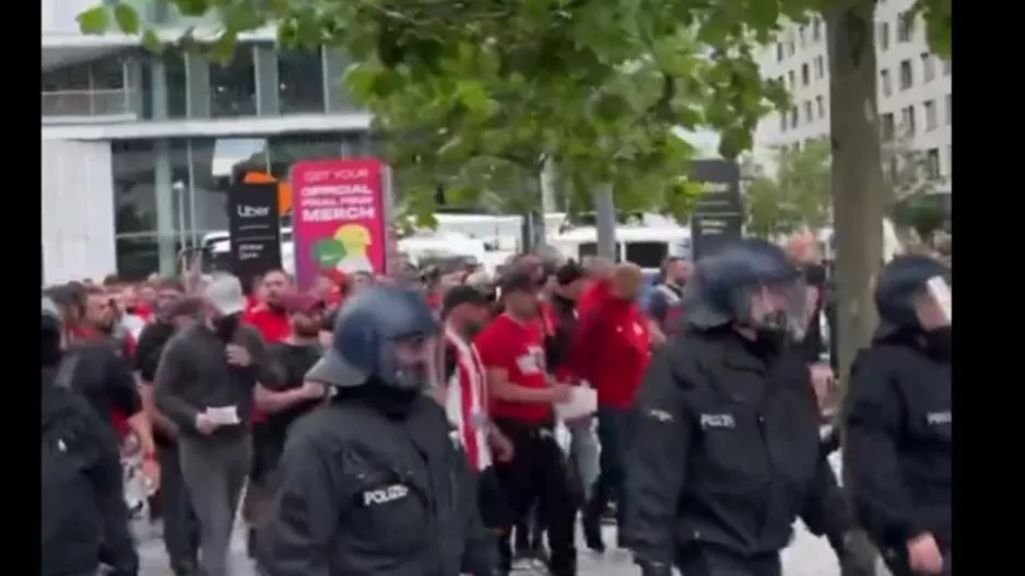 Η άφιξη των οπαδών του Ολυμπιακού υπό αυστηρή αστυνομική επιτήρηση!