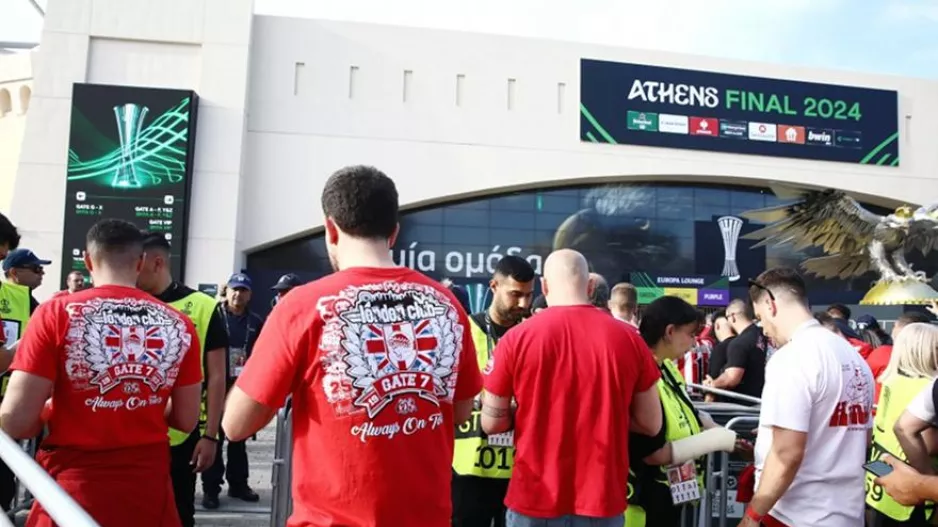 Οι οπαδοί του Ολυμπιακού βάζουν κόκκινα αυτοκόλλητα σε τοίχους και στις κερκίδες της OPAP Arena