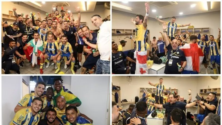 Το γλέντι στα αποδυτήρια! (Φώτος)