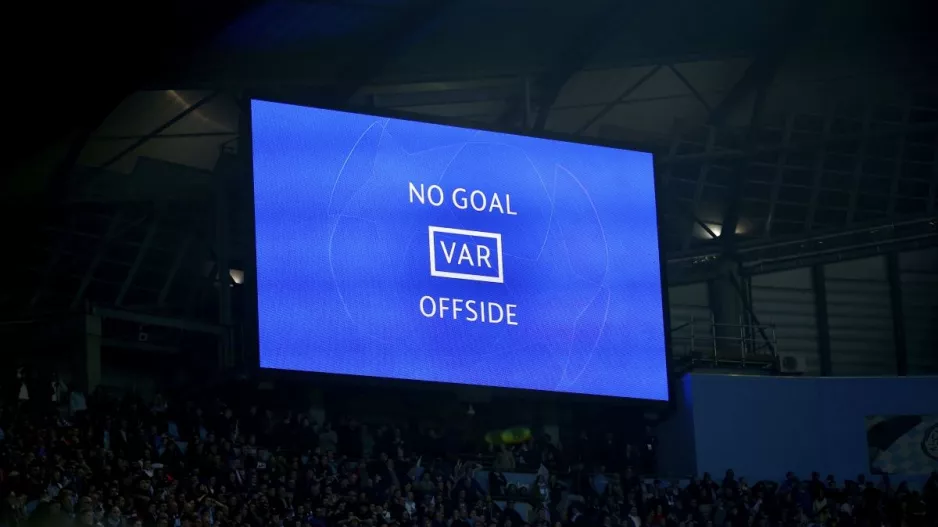 Η UEFA κατηγορείται για σφετερισμό της τεχνολογίας οφσάιντ στο VAR