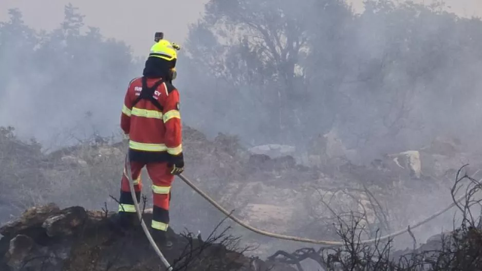 Σε ύφεση η πυρκαγιά στη Λεμεσό - Σοβαρός ο κίνδυνος αναζωπύρωσης (ΒΙΝΤΕΟ/ΦΩΤΟΣ)