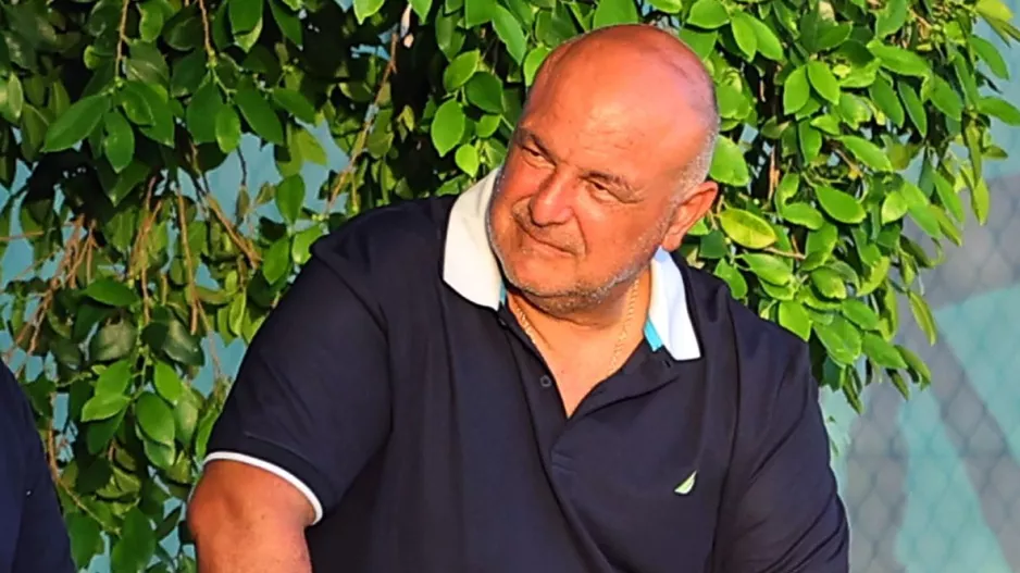 Ψιλοχαμογελάει...