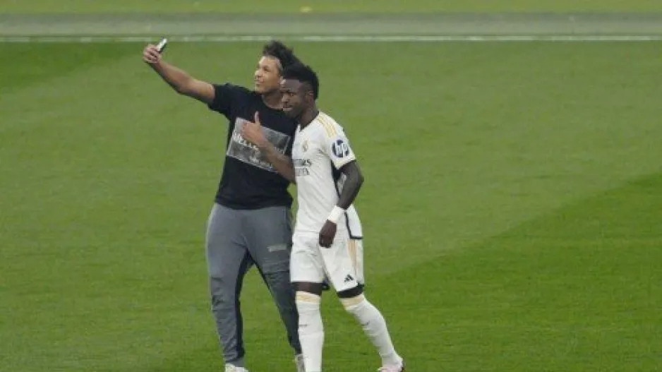 Εισβολέας οπαδός βγάζει selfie με τον Βινίσιους