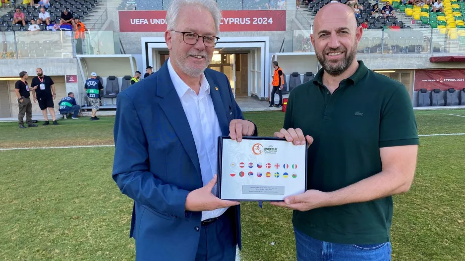  Πλακέτα για την επιτυχή διεξαγωγή των αγώνων του EURO U-17