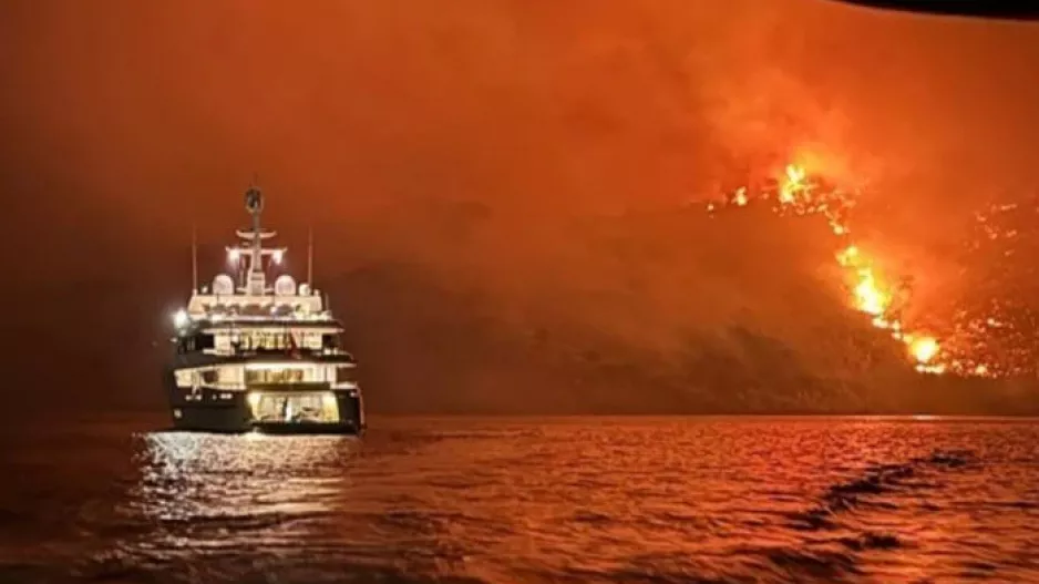 Καίγεται το πευκοδάσος της Ύδρας - Η φωτιά προκλήθηκε μετά από ρίξει πυροτεχνημάτων από σκάφος    