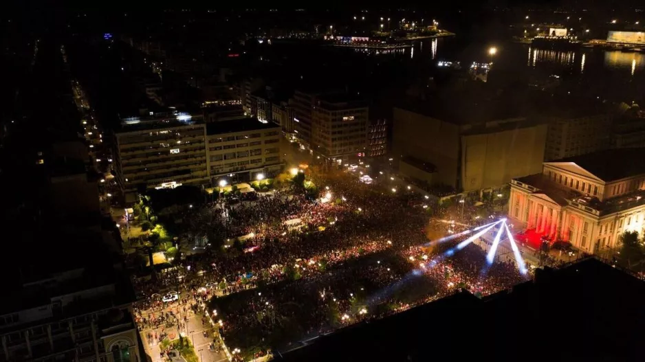 Τα εκπληκτικά πλάνα από τη διαδρομή της αποστολής του Ολυμπιακού μέχρι τον Πειραιά! (Βίντεο)