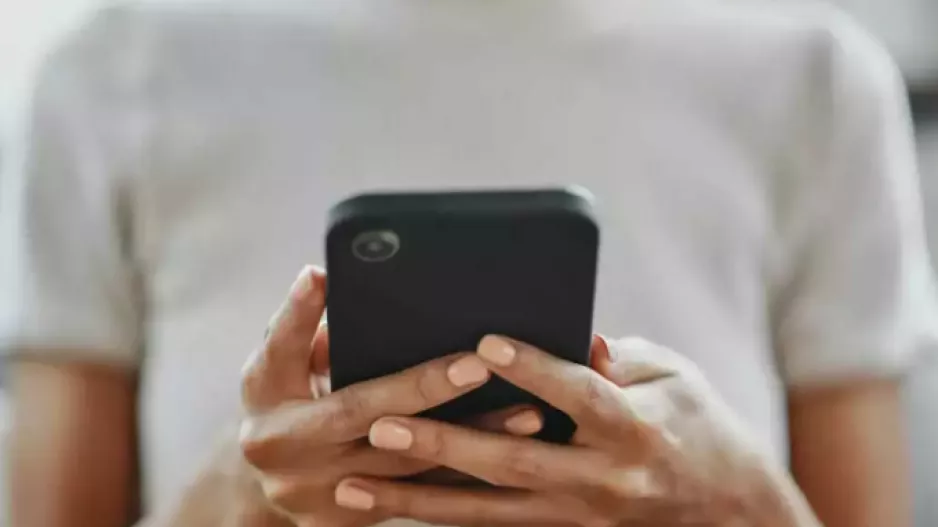 Δύο στους τρεις χαζεύουν άσκοπα στα social media