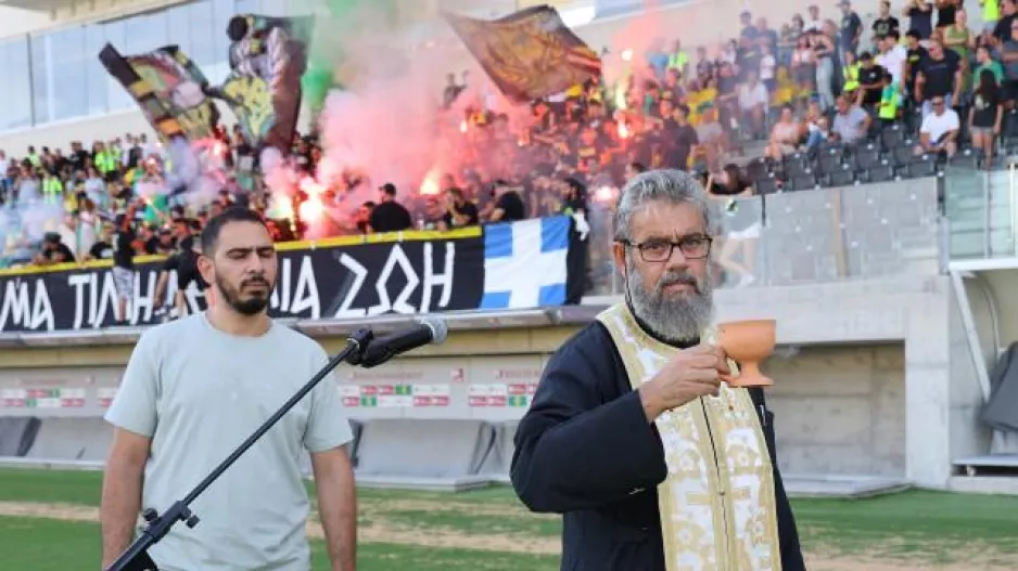 Με τις ευλογίες... ΑΕΚτζή Πάτερ!