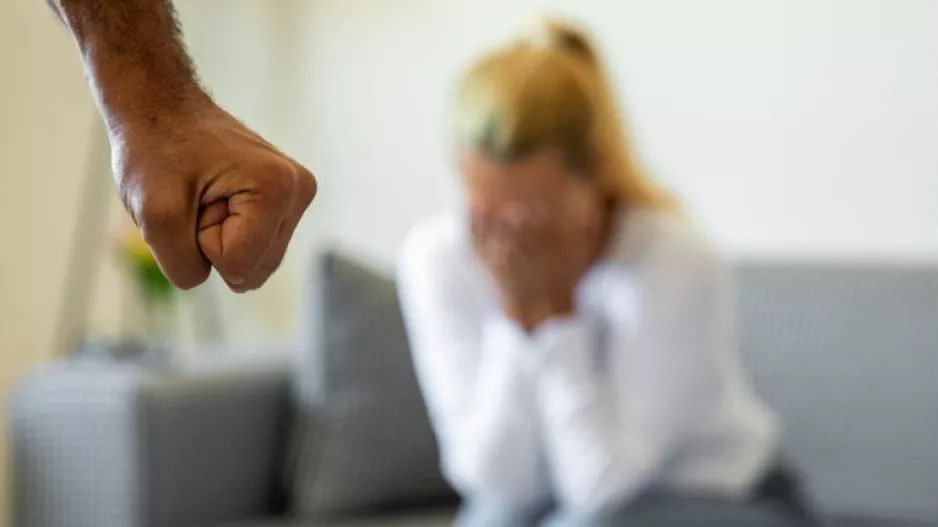 Καταδίκη για τον 46χρονο που χτύπησε με λοστό την 25χρονη σύζυγό του
