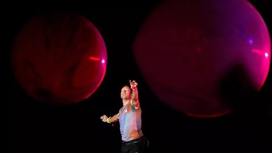 Λαοθάλασσα στο ΟΑΚΑ για την συναυλία των Coldplay: Φαντασμαγορικό θέαμα για τους 60.000 θεατές