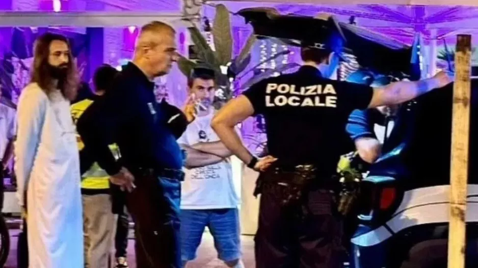 Σάλος στην Ιταλία για τον γαμπρό που έκανε μπάτσελορ ντυμένος Χριστός