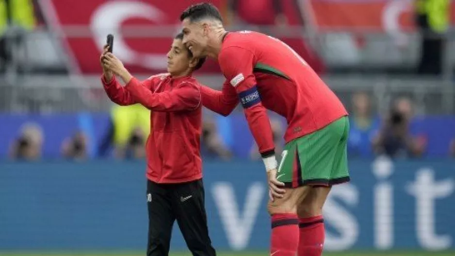 (BINTEO) Παιδάκι έκανε "ντου" για μία selfie με Ρονάλντο!