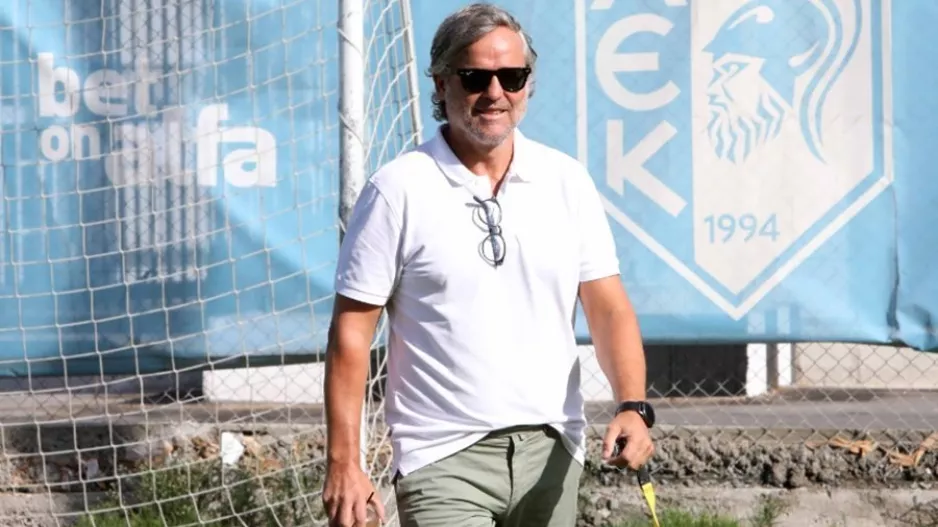 Βλέπει, κρίνει και... προσθέτει
