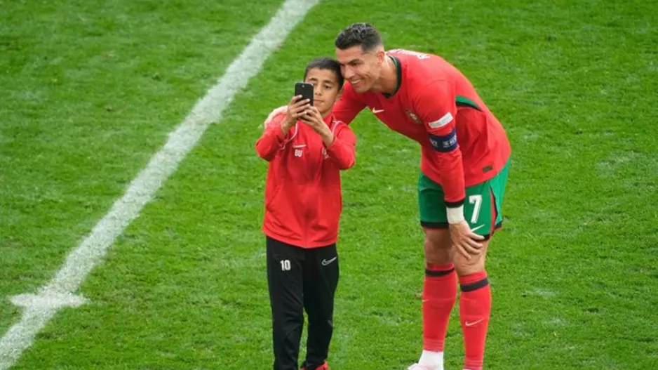 Ο μικρός εισβολέας που έβγαλε selfie με τον Ρονάλντο αποκαλύπτει: «Είπα στον μπαμπά μου πως πάω τουαλέτα»