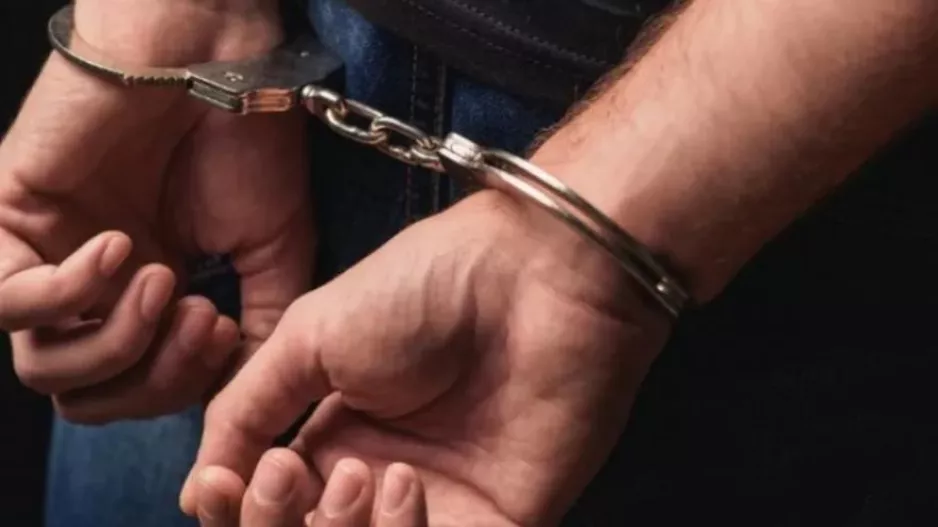 Συνελήφθη 23χρονος με ένταλμα για απόπειρα ανθρωποκτονίας και ληστεία