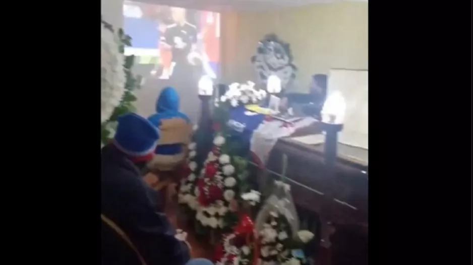 Viral βίντεο με φιλάθλους να παρακολουθούν Κόπα Αμέρικα κατά τη διάρκεια κηδείας!