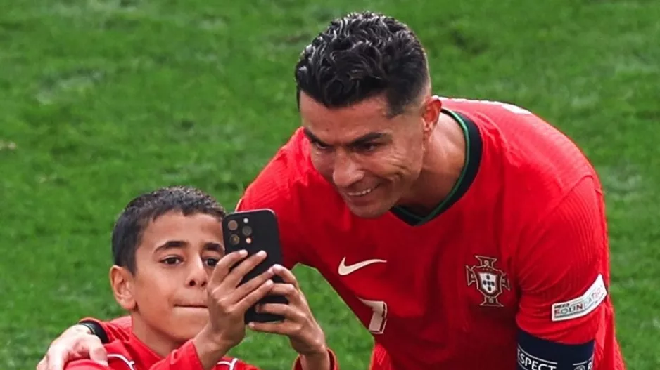 (BINTEO) Από την τουαλέτα… βρέθηκε στο γήπεδο για selfie με τον Κριστιανό ο πιτσιρικάς!  
