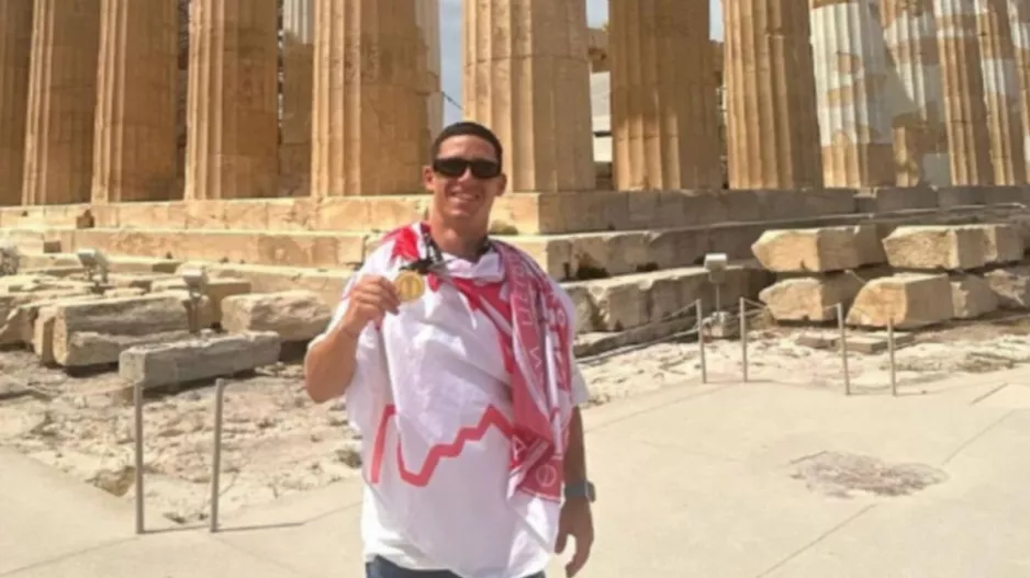 Ο Ποντένσε ανέβηκε στον Παρθενώνα με το μετάλλιο και τη σημαία των ερυθρόλευκων