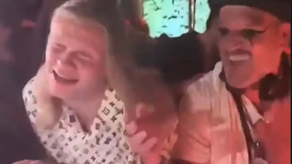 Χάλαντ: Έλυσε τα μαλλιά του και μπήκε σε ρόλο DJ, φορώντας ένα μεταξωτό σετ 2.956 ευρώ