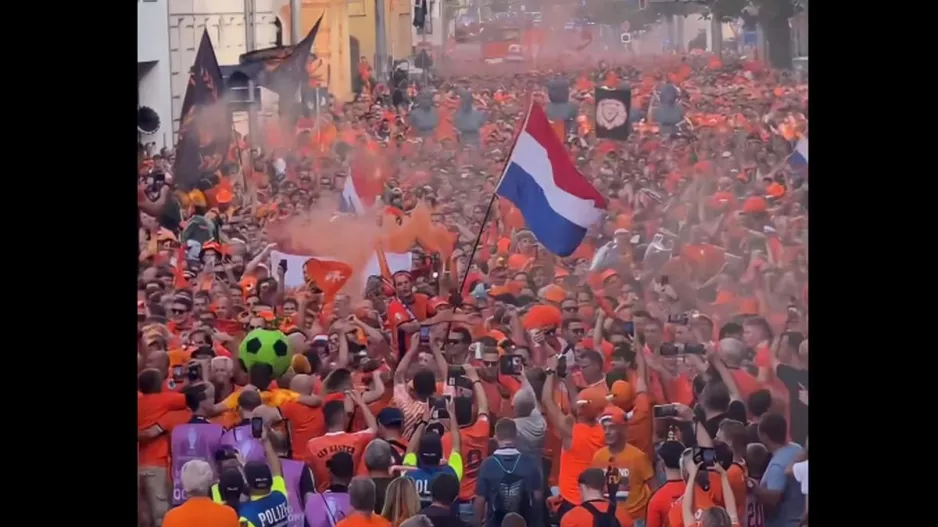 (BINTEO) Βάφτηκε "πορτοκαλί" η Λειψία, χιλιάδες Ολλανδοί στους δρόμους