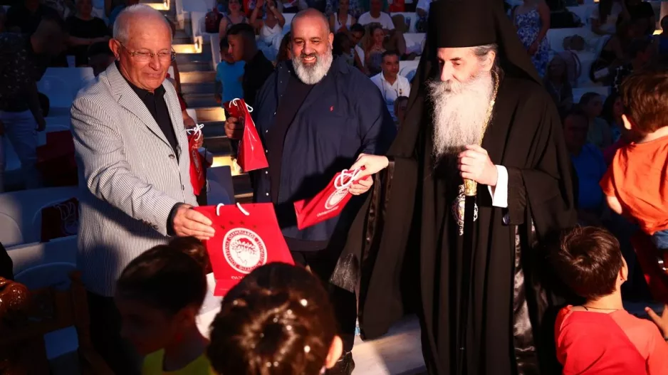 Ο Ολυμπιακός δίπλα στην Μητρόπολη Πειραιά