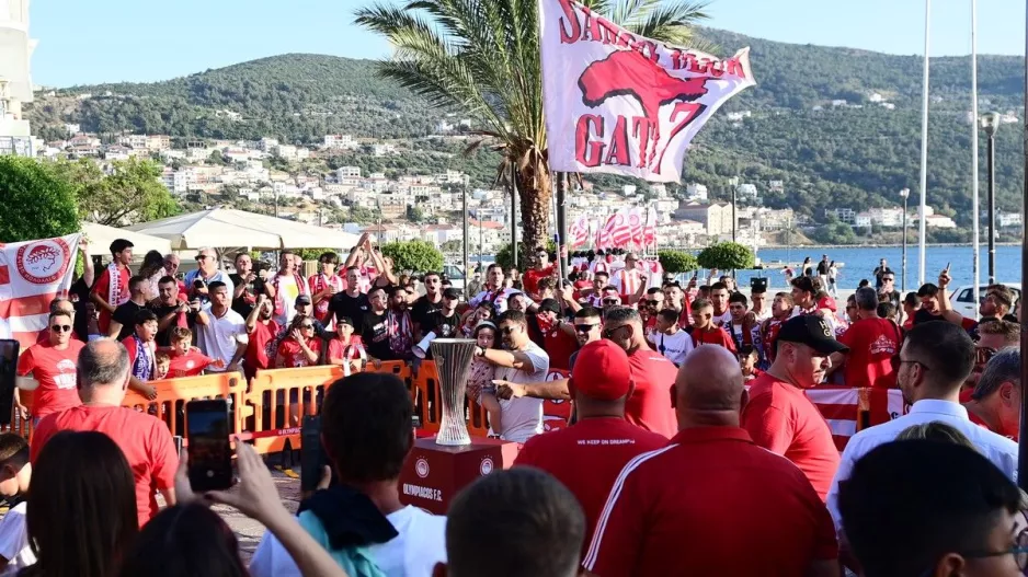 Ολυμπιακός: Χαμός και στην Σάμο για τα ευρωπαϊκά τρόπαια 