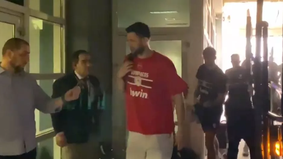 Έφτασε χωρίς προβλήματα στο ΟΑΚΑ ο Ολυμπιακός