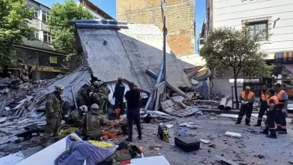 Κατάρρευση κτιρίου στην Κωνσταντινούπολη - Εγκλωβισμένοι κάτω από τα συντρίμμια - Βίντεο