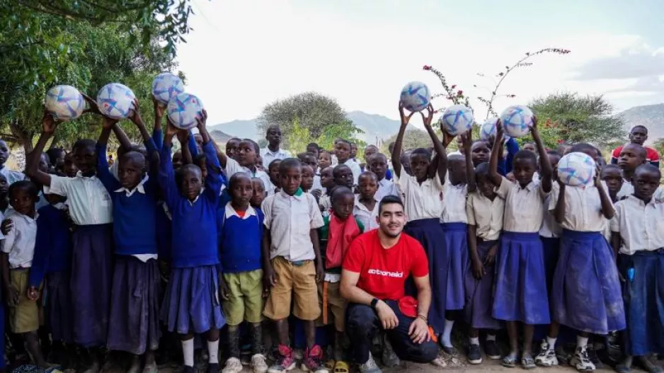 Μπάλες από την ΚΟΠ στην Τανζανία μέσω της ActionAid και του διαιτητή Ανδρέα Τσαμπαλά
