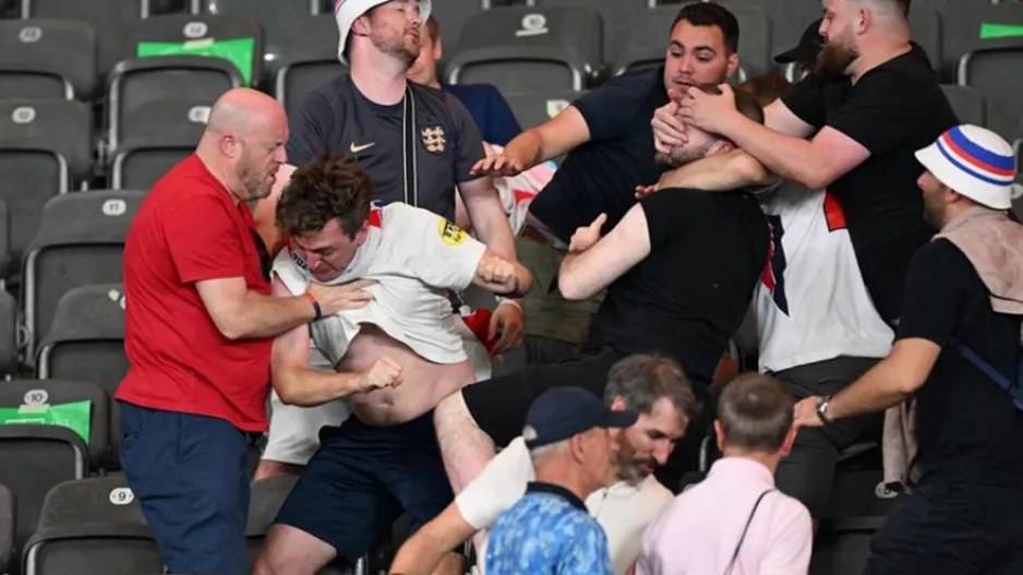 Άγγλοι οπαδοί πλακώθηκαν μεταξύ τους στη διάρκεια του τελικού