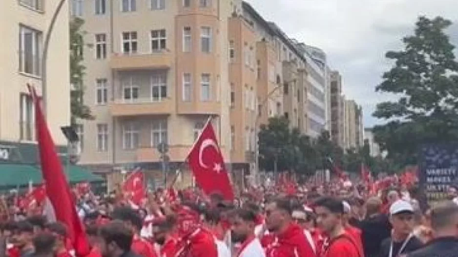 Διαλύθηκε πορεία τούρκων φιλάθλων οι οποίοι επεδείκνυαν τον χαιρετισμό των «Γκρίζων Λύκων»