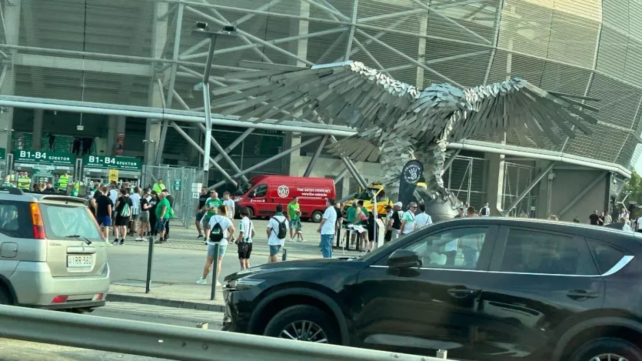 Έξω... απ' την "Groupama Arena"