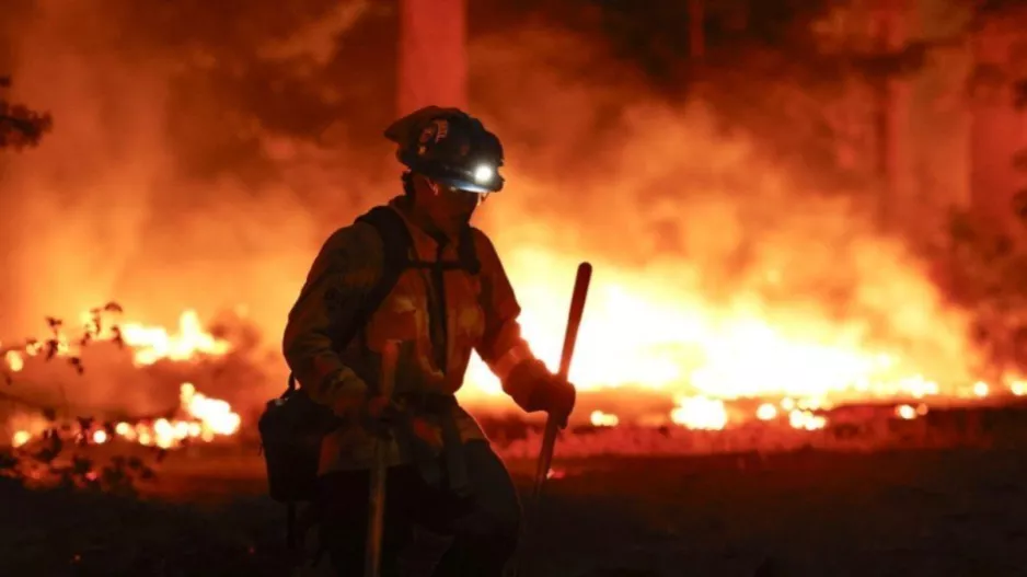 Η απρόβλεπτη και επικίνδυνη πυρκαγιά «Park Fire» έχει κάψει ήδη περιοχή μεγαλύτερη από το LA