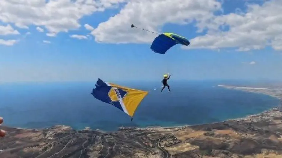 Στον ουρανό της Κύπρου η σημαία του ΑΠΟΕΛ (βίντεο)
