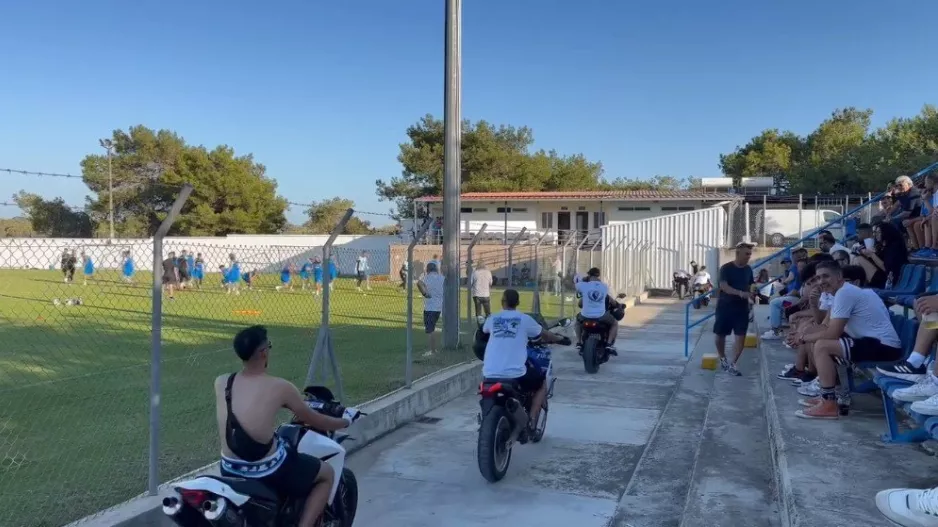 (ΒΙΝΤΕΟ kerkida) Mε τις μοτοσικλέτες στο γήπεδο οι Απολλωνίστες 