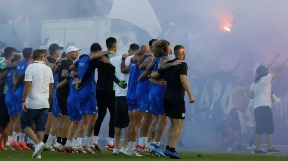 (ΒΙΝΤΕΟ/ΦΩΤΟΣ Kerkida) Οι παίκτες πήγαν στον κόσμο και τραγούδησαν μαζί 