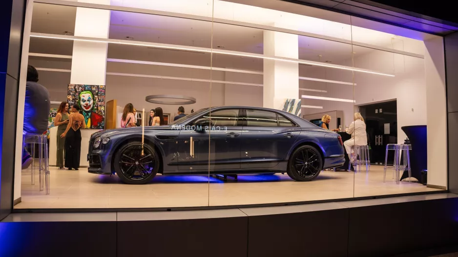 Η Bentley Κύπρου Φιλοξενεί Εντυπωσιακή Έκθεση Τέχνης με Σύγχρονα και Μοντέρνα Έργα από τους Καλλιτέχνες Artist Yes x Artbyvictoria