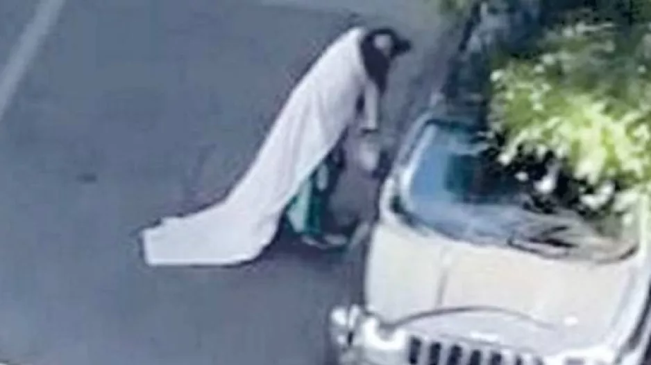 «Μασκοφόρος» με σεντόνι για μπέρτα και σαλιάρες στα μπράτσα τρομοκρατεί γειτονιά της Ρώμης