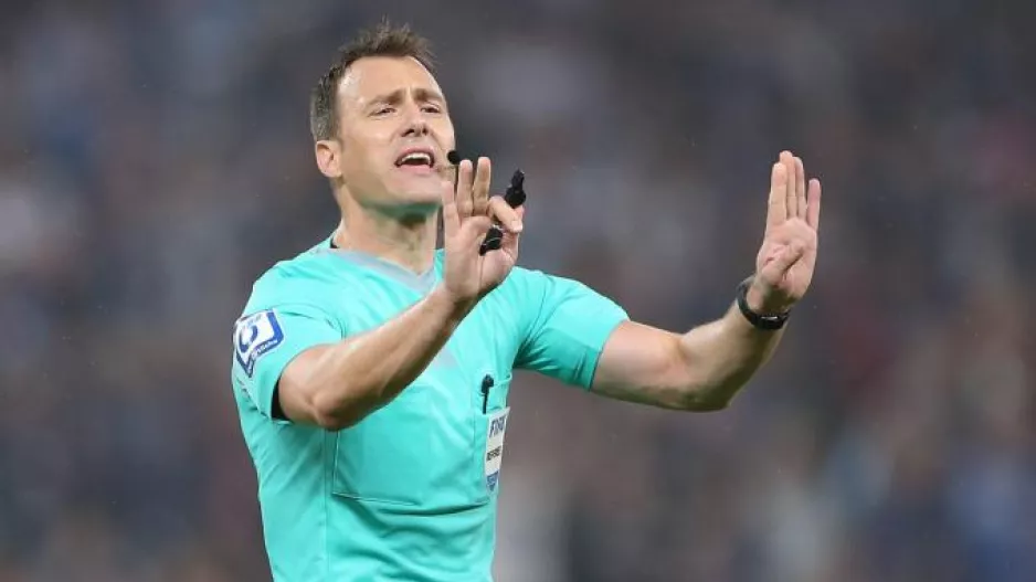 Αντιδράσεις στην Αγγλία για τον διαιτητή του αγώνα με την Ολλανδία - Είχε τιμωρηθεί για στημένα
