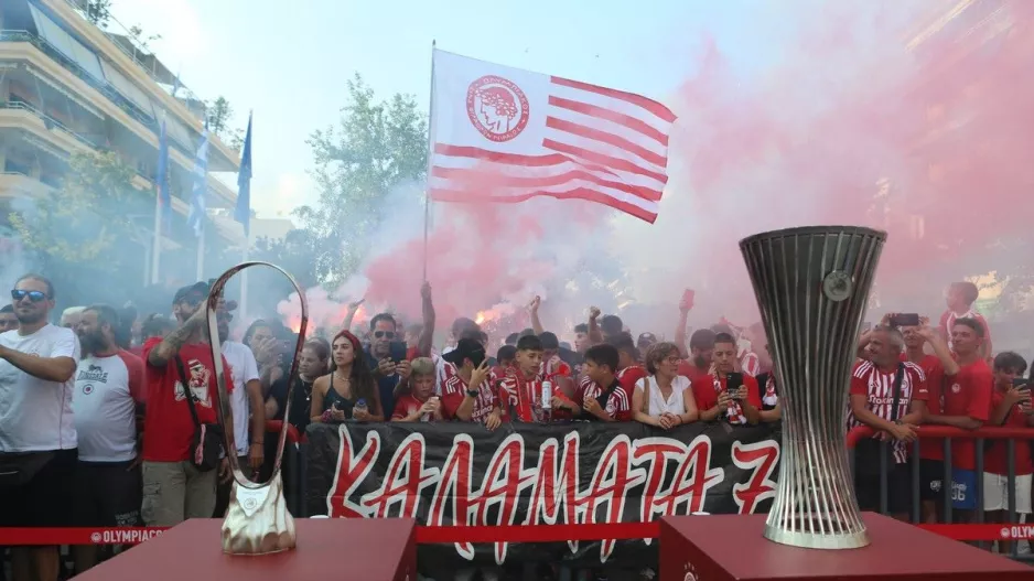 Ολυμπιακός: Η Καλαμάτα υποδέχθηκε με ενθουσιασμό τα ευρωπαϊκά τρόπαια