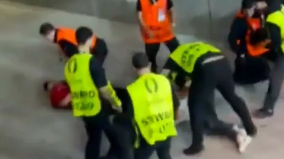 (BINTEO) Σεκιούριτι ξυλοκόπησαν εισβολέα κατά τη διάρκεια του Πορτογαλία - Σλοβενία