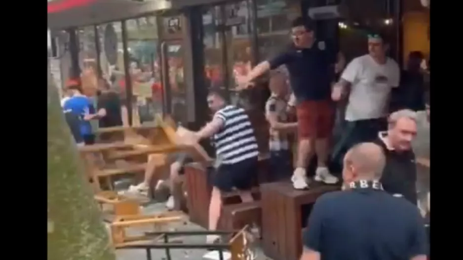 Τα έσπασαν όλα οι Ολλανδοί/ Επίθεση σε μπιραρία με Άγγλους (Βίντεο)
