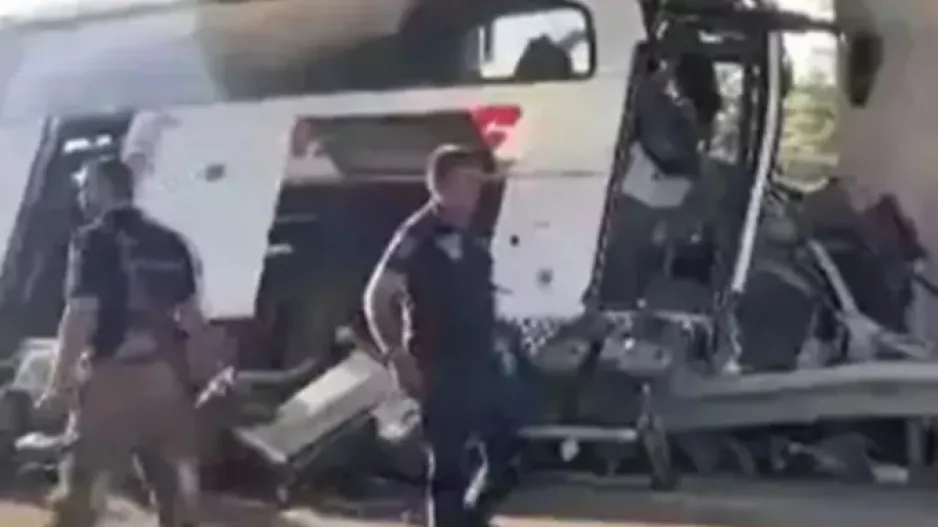 Σοκαριστικό τροχαίο: Οδηγός αποκοιμήθηκε και λεωφορείο έπεσε σε γέφυρα - 9 νεκροί