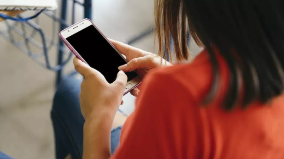 Με πόσες ημέρες αποβολή κινδυνεύουν οι μαθητές αν βγάλουν το κινητό από την τσάντα