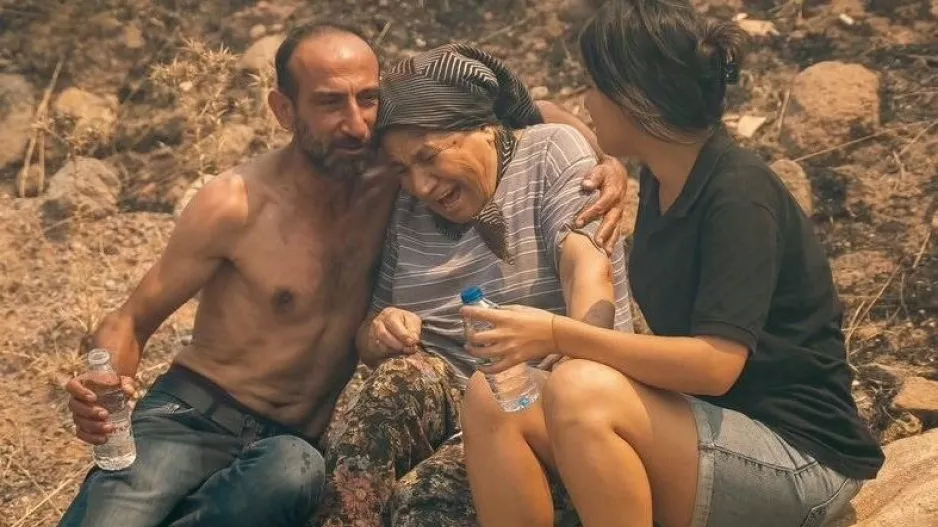 Μεγαλώνει η φωτιά στη Σμύρνη, καίγονται περιουσίες